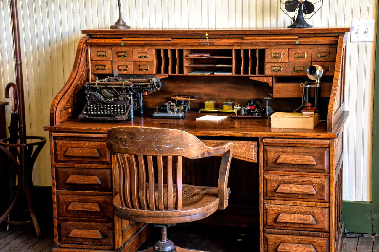 vintage office, typewriter, table-4018107.jpg